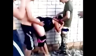 Солдаты развлекаются с местной давалкой на поляне