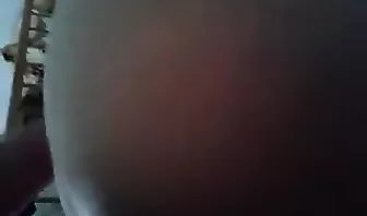 Обнаженная жена стоит в позе догги стайл, трахаясь с любовником