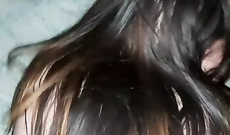 Парень отодрал любимую малышку перед сном на большой кровати