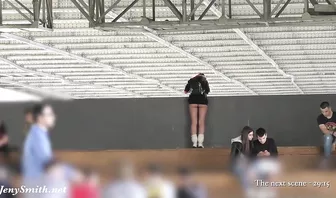 Симпатичная девушка прогуливается по улице в кофте и трусиках