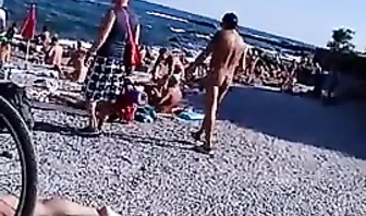 голые женщины в раздевалке на пляже