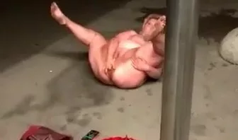 Зрелая толстуха дрочит письку на улице и громко кричит