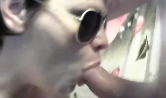 Зрелая толстуха в короткой юбке развлекается с мужиком