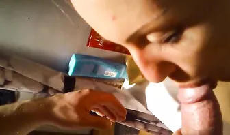 Блондинка в ванной активно отсасывает мужской фаллос