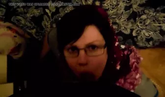 Зрелая женщина в очках делает минет и получает сперму на лицо