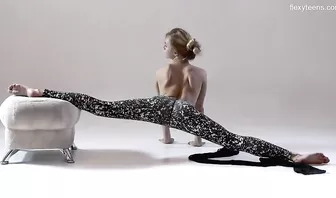 Гибкая худышка с волосатой киской делает упражнения обнаженной