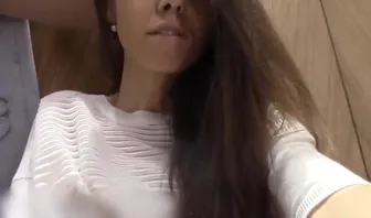 Брюнетка мастурбирует киску вибратором в примерочной перед любительской камерой