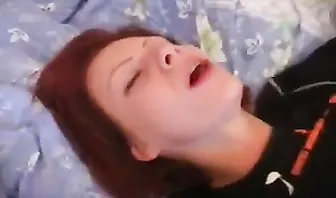 Подвыпившая русская девушка стонет от кайфа пока ее умело ебут в пизду