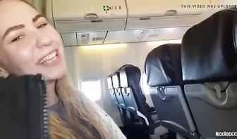 Веселая телка с сережкой в ноздре дрочит и отсасывает хуй любимому другу в самолете