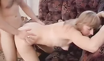 Распутная мамочка из России делает сыночку минет и отдается в мокренькую пизденку